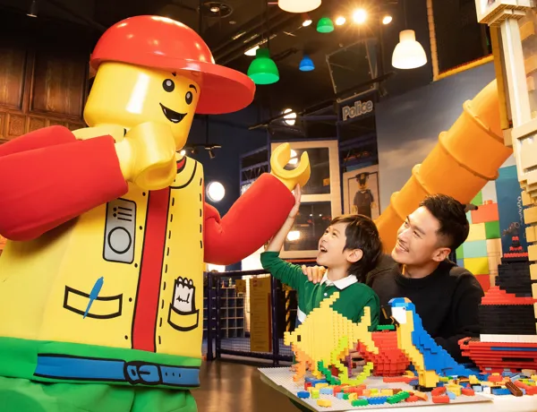 家長和小朋友在有超級親子室內遊樂場之稱的香港樂高®探索中心愉快地玩耍